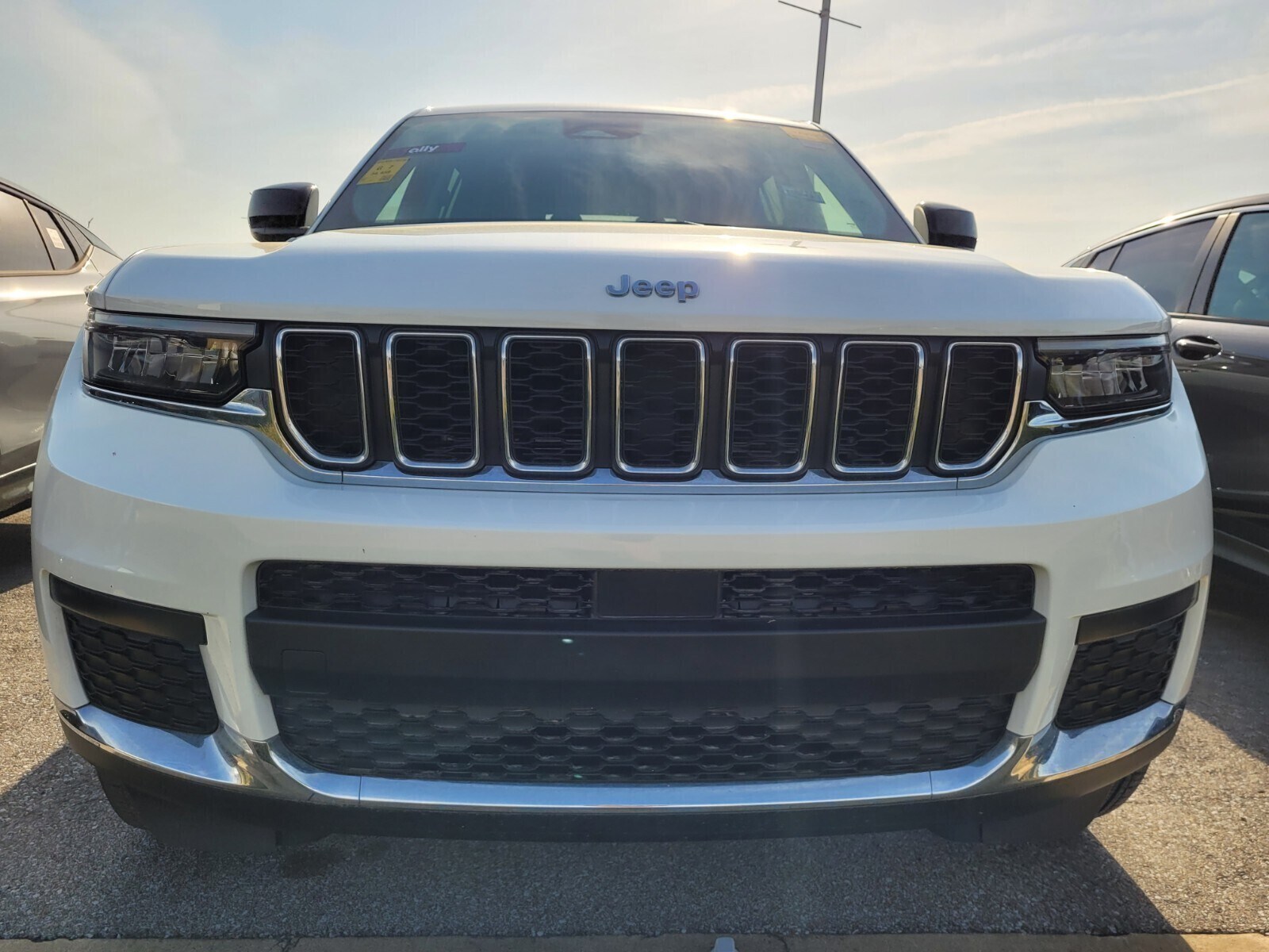 2023 Jeep Grand Cherokee Laredo photo 2