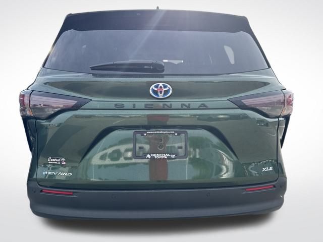 2025 Toyota Sienna XLE photo 3