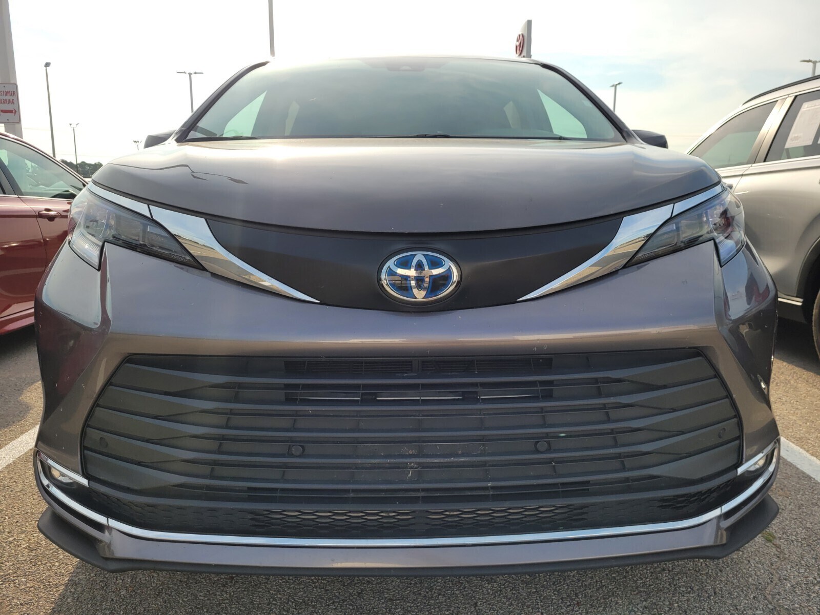 2024 Toyota Sienna XLE photo 2