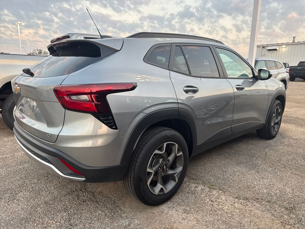 2025 Chevrolet Trax LT photo 3