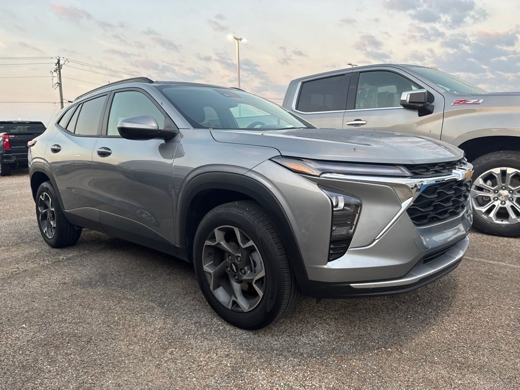 2025 Chevrolet Trax LT photo 2