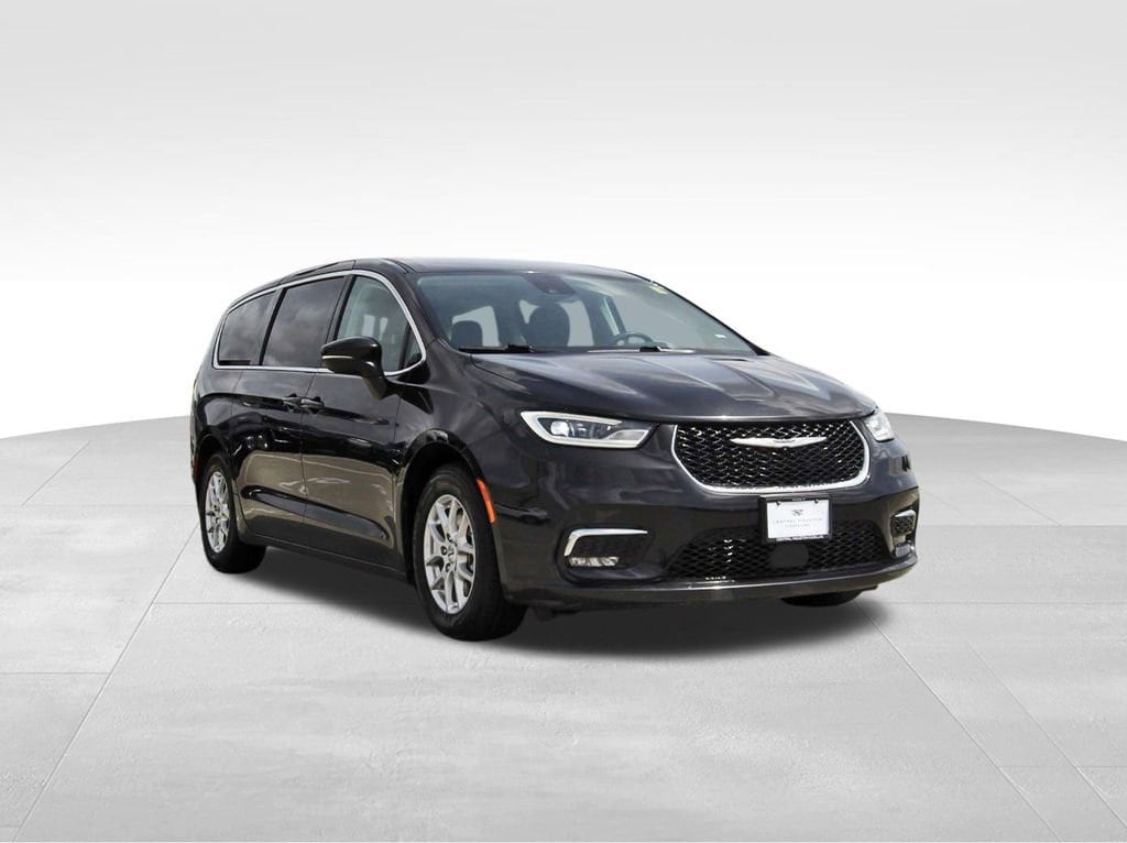 2023 Chrysler Pacifica Touring L's photo