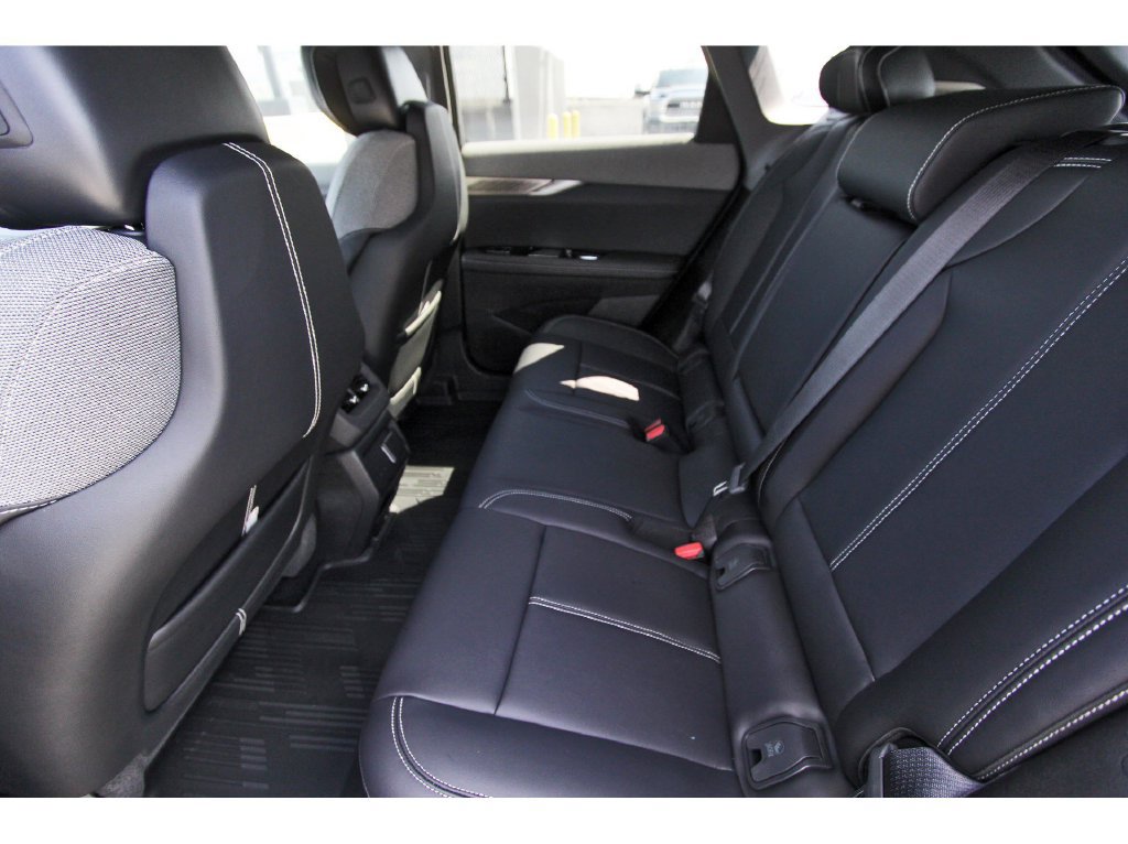 2027 Cadillac OPTIQ Luxury - Photo 7