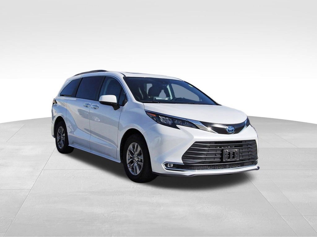 2024 Toyota Sienna XLE's photo