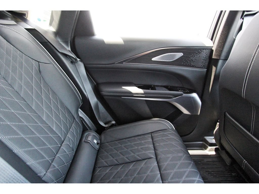 2027 Cadillac LYRIQ Signature Luxury - Photo 11