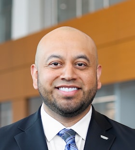 Staff member Alex Alvarez from ID_f051e4fcc2e0