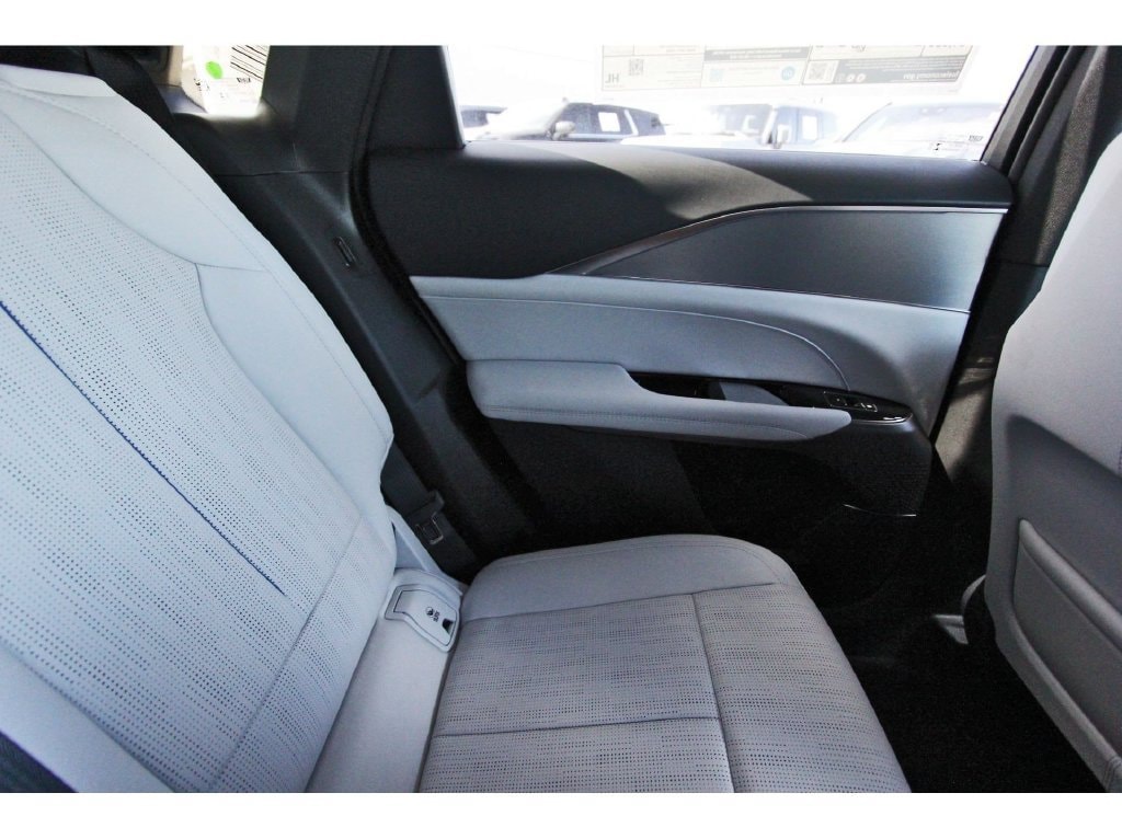 2027 Cadillac LYRIQ Luxury - Photo 11