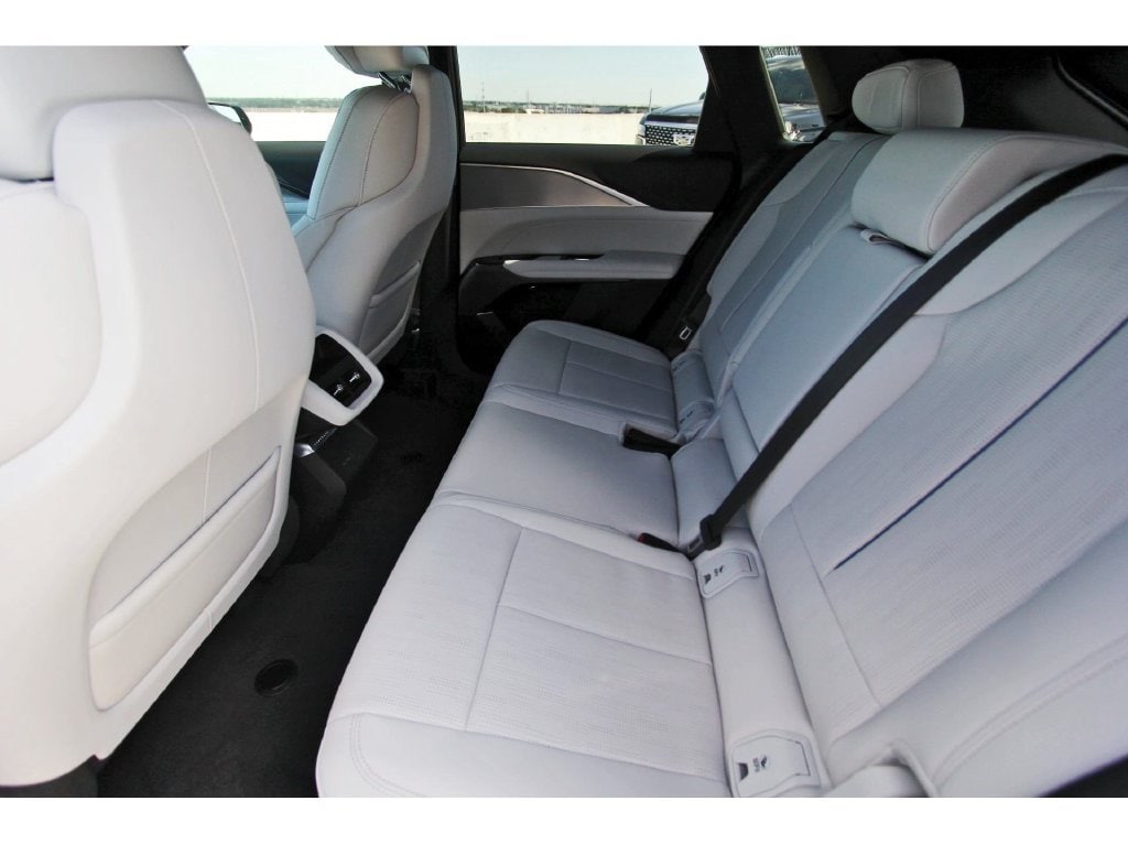 2027 Cadillac LYRIQ Luxury - Photo 7