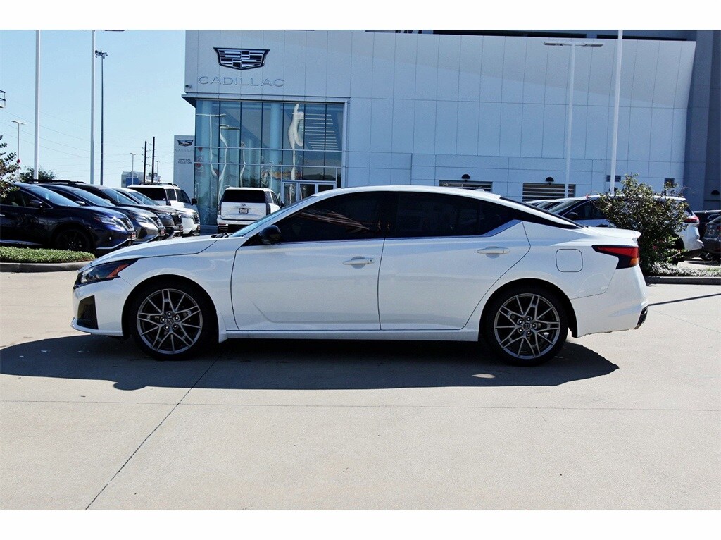 2024 Nissan Altima SR photo 3