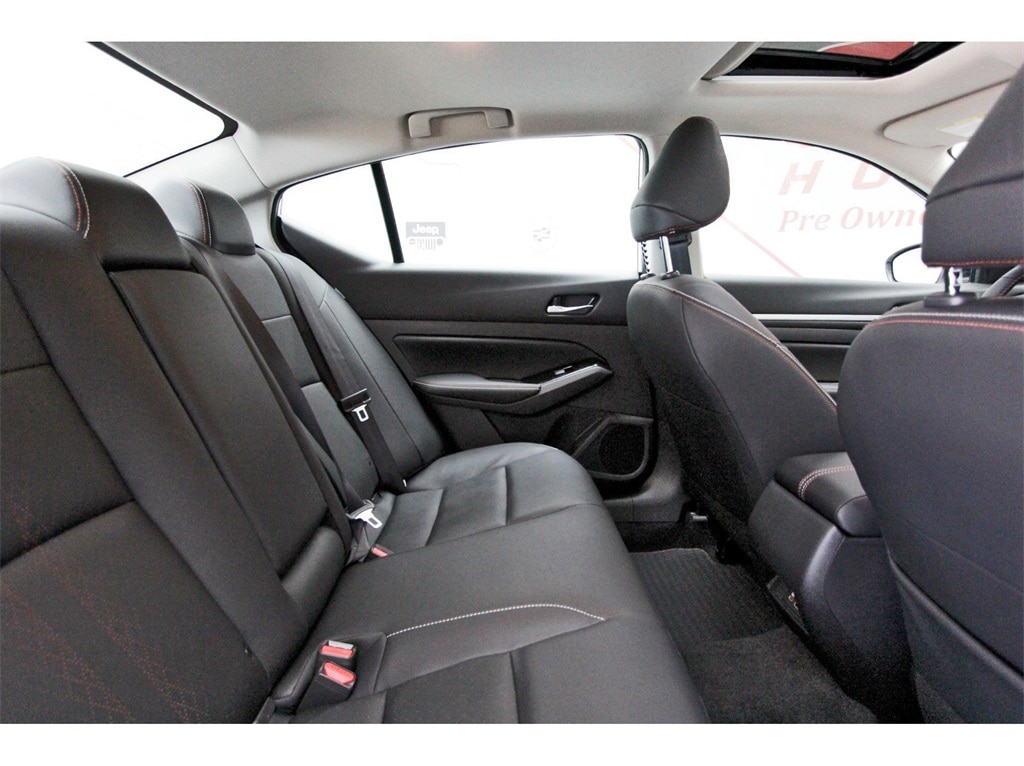 2025 Nissan Altima SR photo 10