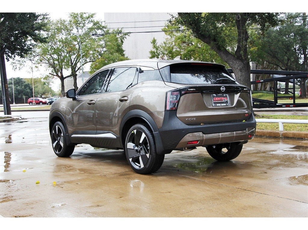 2025 Nissan Kicks SR photo 3
