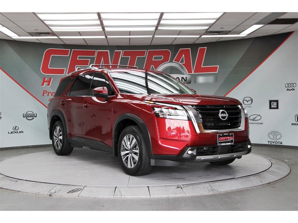 2023 Nissan Pathfinder SL photo 2