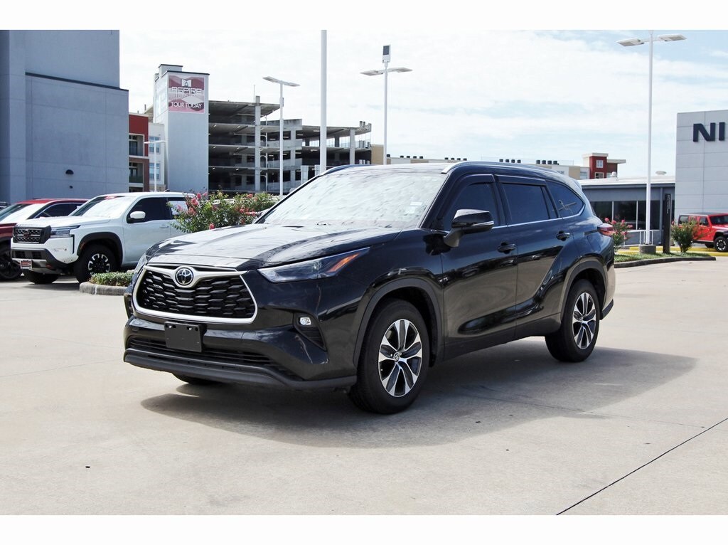 2022 Toyota Highlander XLE photo 2