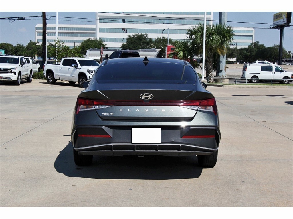 2024 Hyundai Elantra SE photo 4