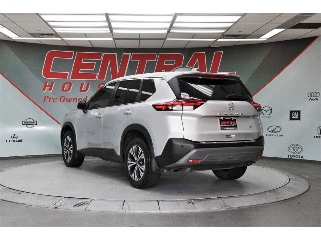 2022 Nissan Rogue SV photo 2