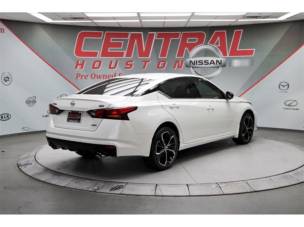 2025 Nissan Altima SR photo 3