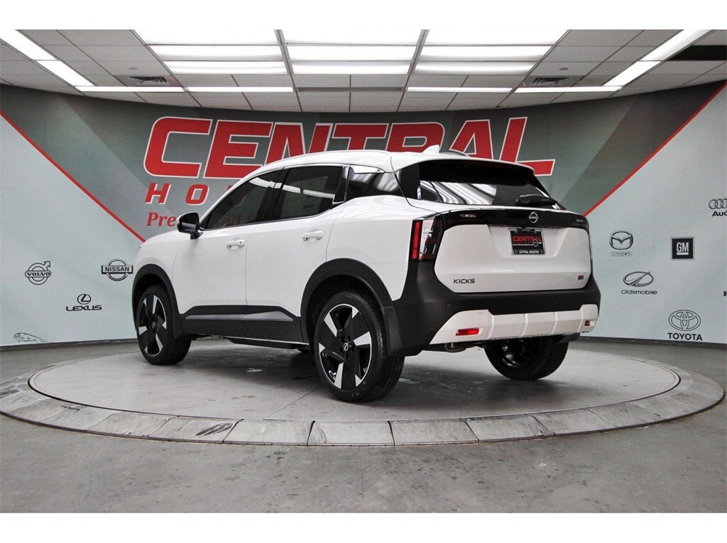 2025 Nissan Kicks SR photo 2