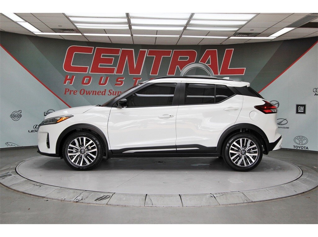 2023 Nissan Kicks SR photo 3