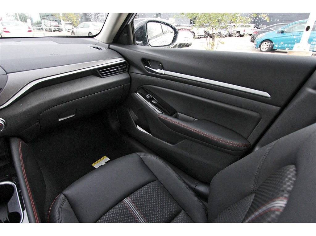 2025 Nissan Altima SR photo 9