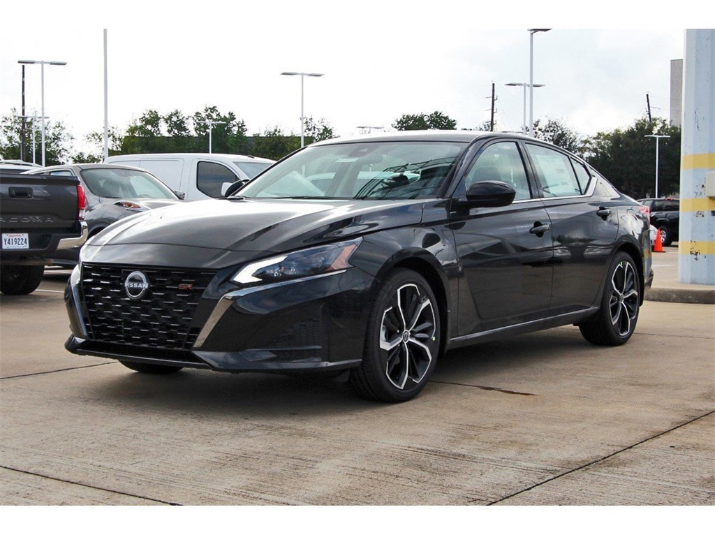 2025 Nissan Altima SR photo 3