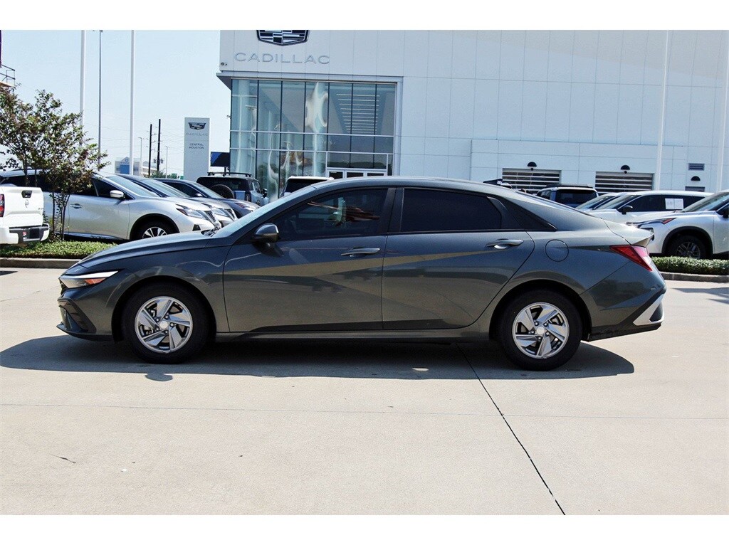 2024 Hyundai Elantra SE photo 2