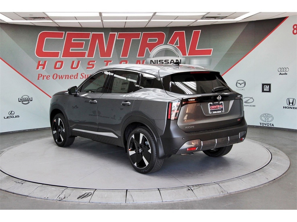 2026 Nissan Kicks SR photo 3