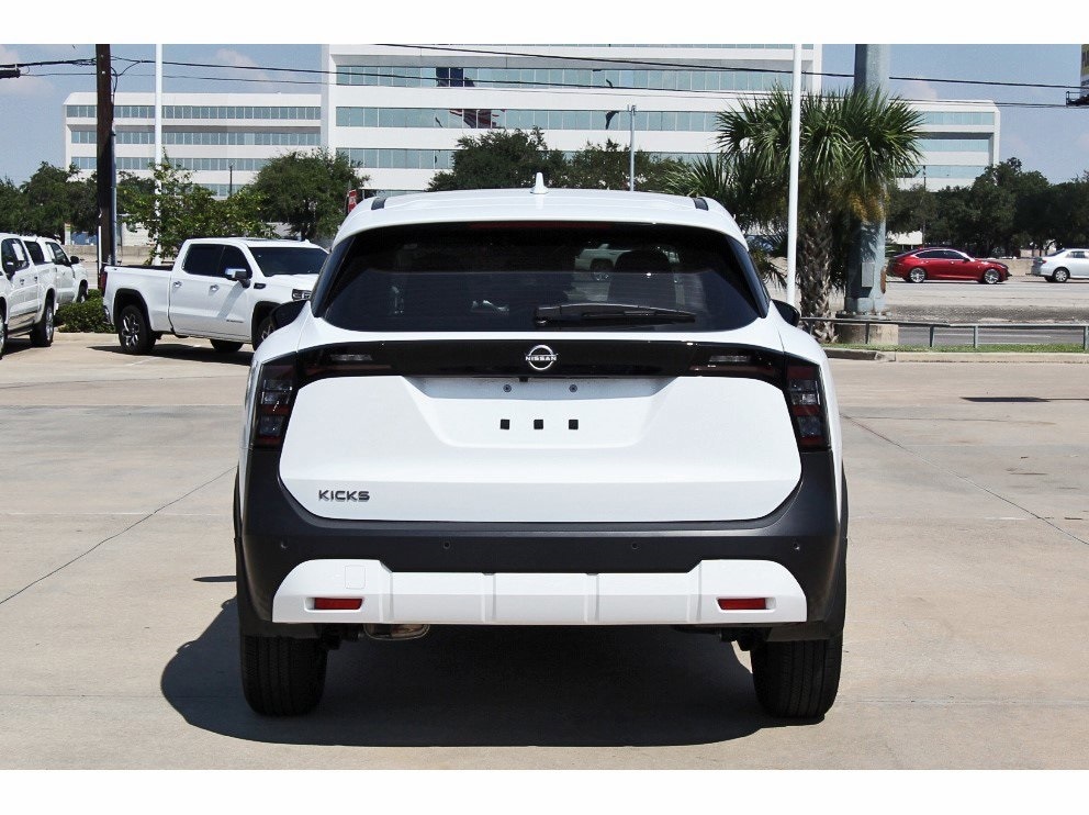 2025 Nissan Kicks S photo 3