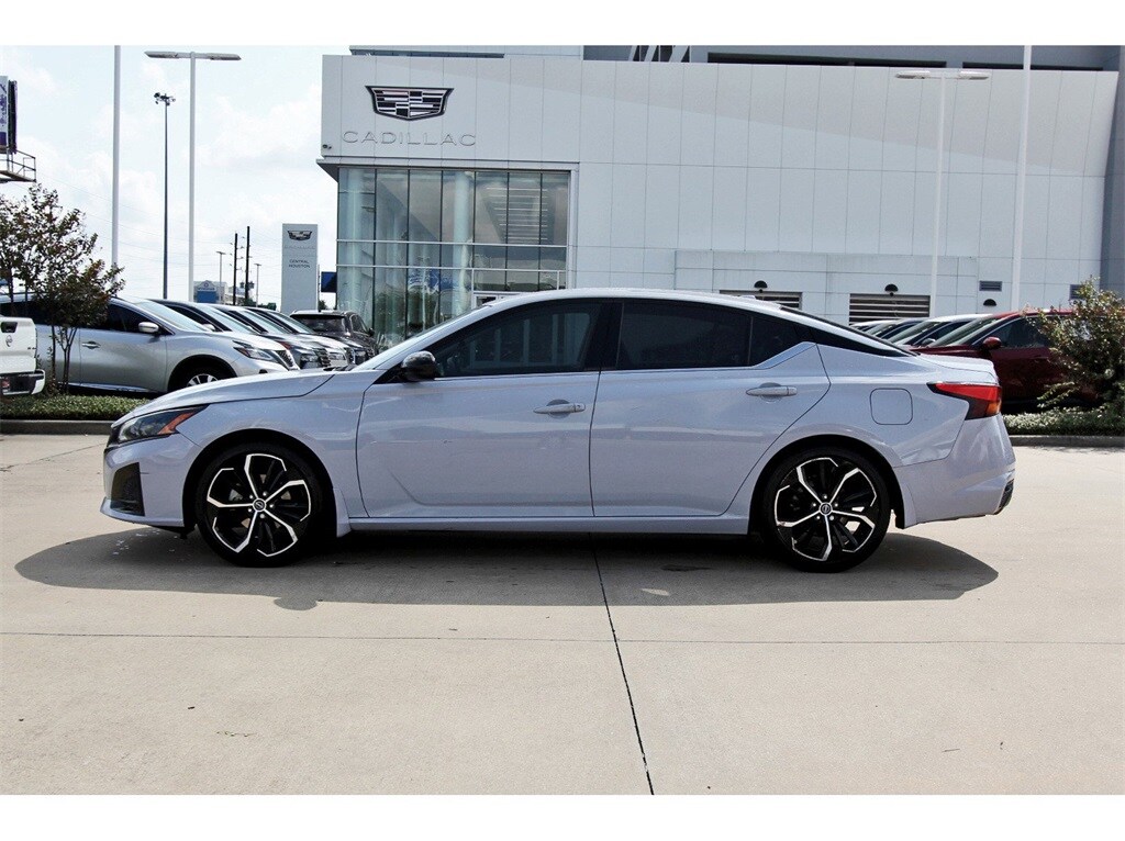 2023 Nissan Altima 2.5 SR photo 2