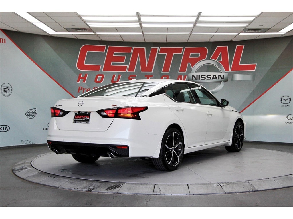 2025 Nissan Altima SR photo 6