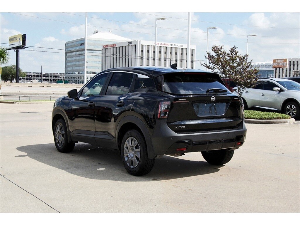 2025 Nissan Kicks S photo 4