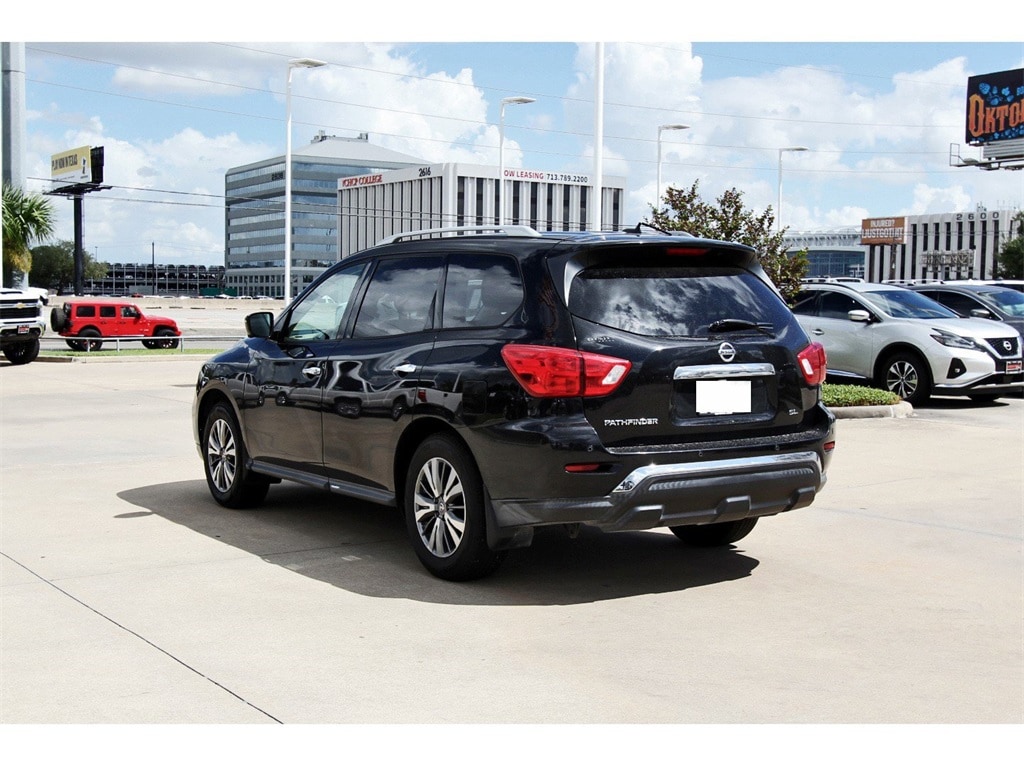 2018 Nissan Pathfinder SL photo 2