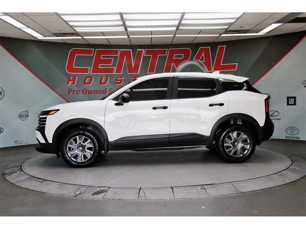 2025 Nissan Kicks S photo 3