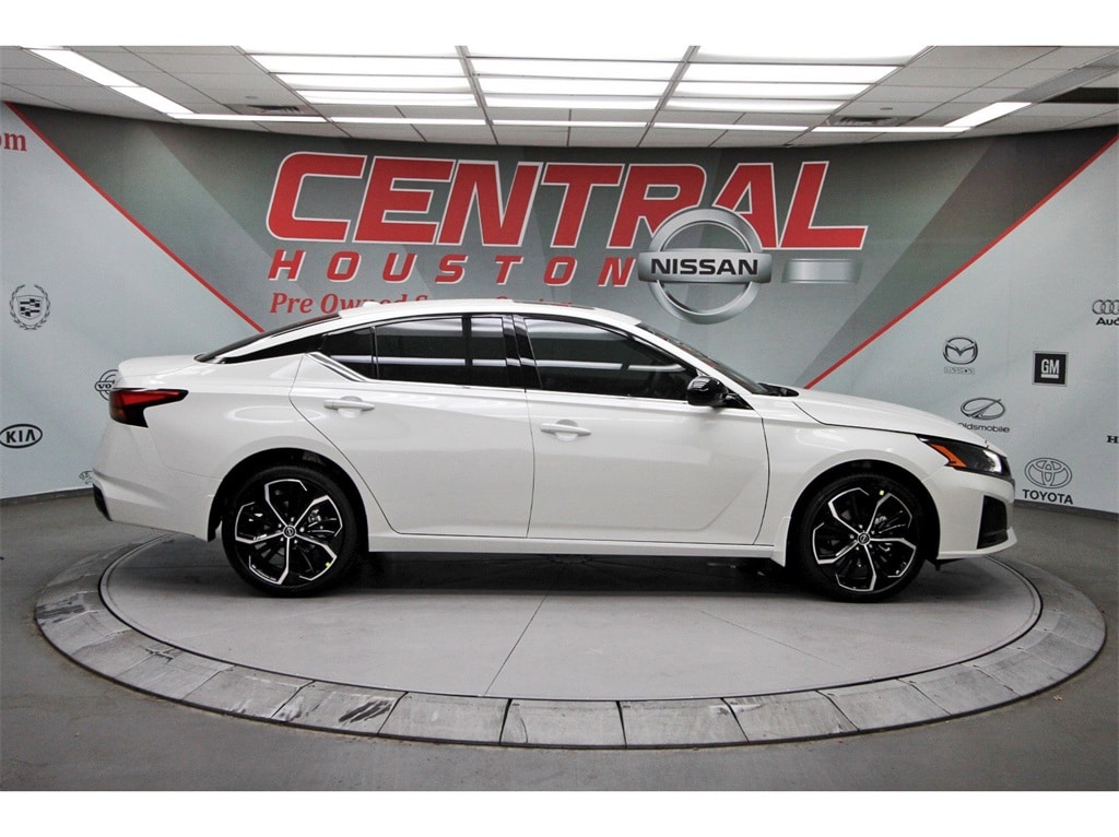 2025 Nissan Altima SR photo 4