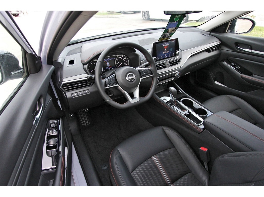 2025 Nissan Altima SR photo 13