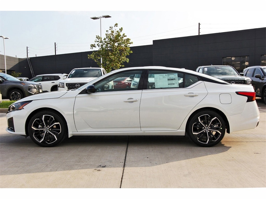 2025 Nissan Altima SR photo 4