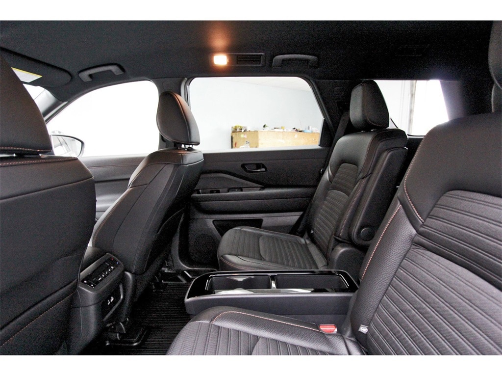2025 Nissan Pathfinder Rock Creek photo 2