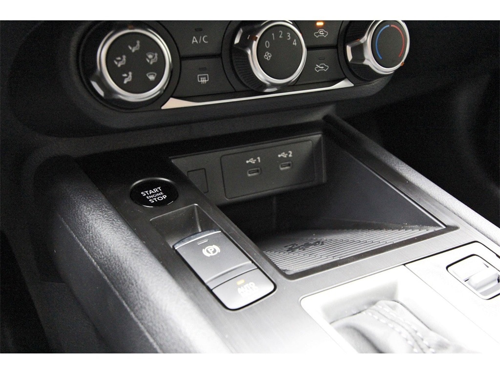 2025 Nissan Kicks SV photo 16