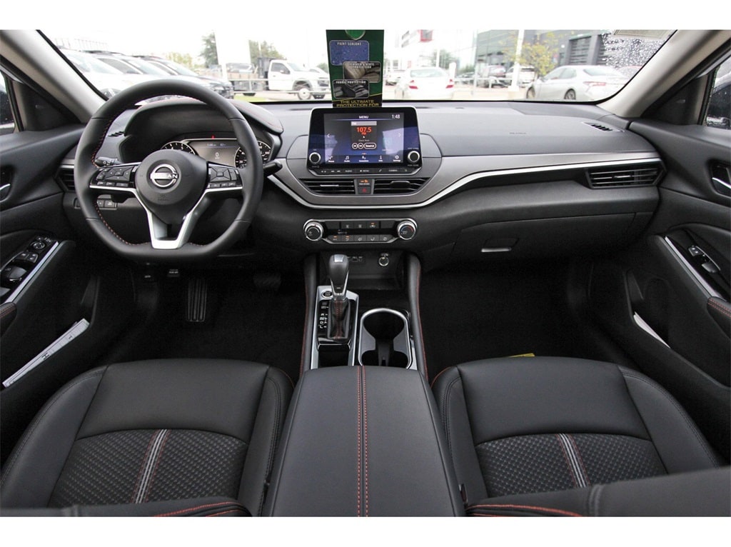 2025 Nissan Altima SR photo 8