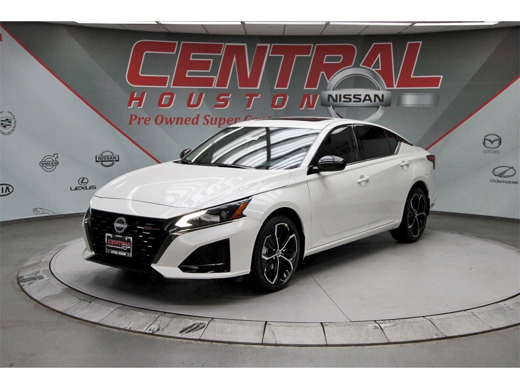 2025 Nissan Altima SR photo 2