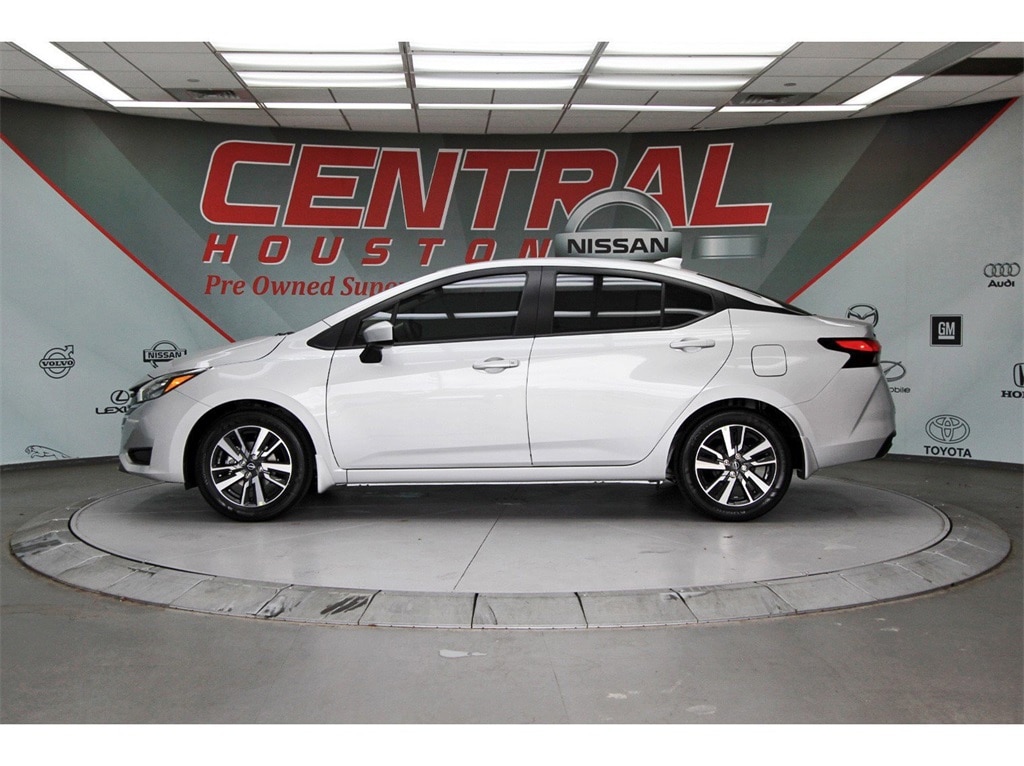 2025 Nissan Versa 1.6 SV photo 2