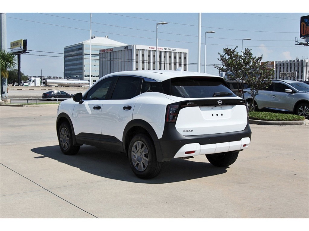 2025 Nissan Kicks S photo 2