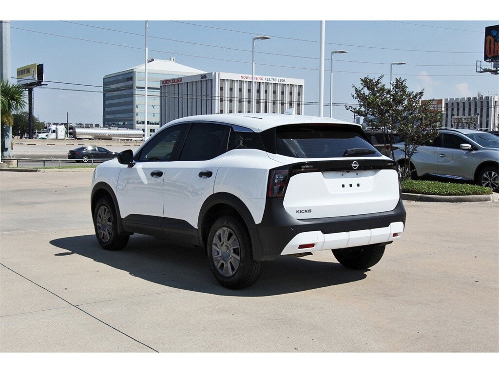 2025 Nissan Kicks S photo 2