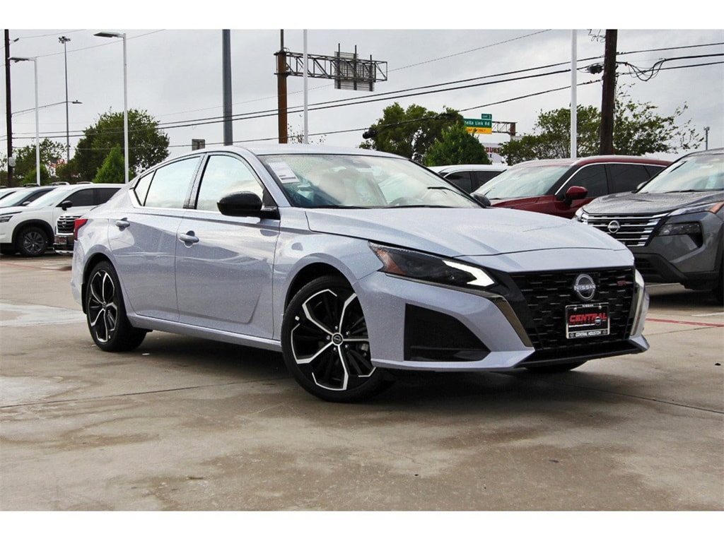 2025 Nissan Altima SR photo 2