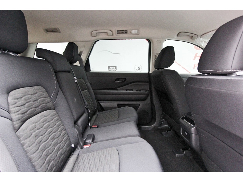 2025 Nissan Pathfinder SV photo 4