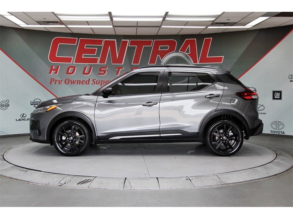 2024 Nissan Kicks SR photo 3