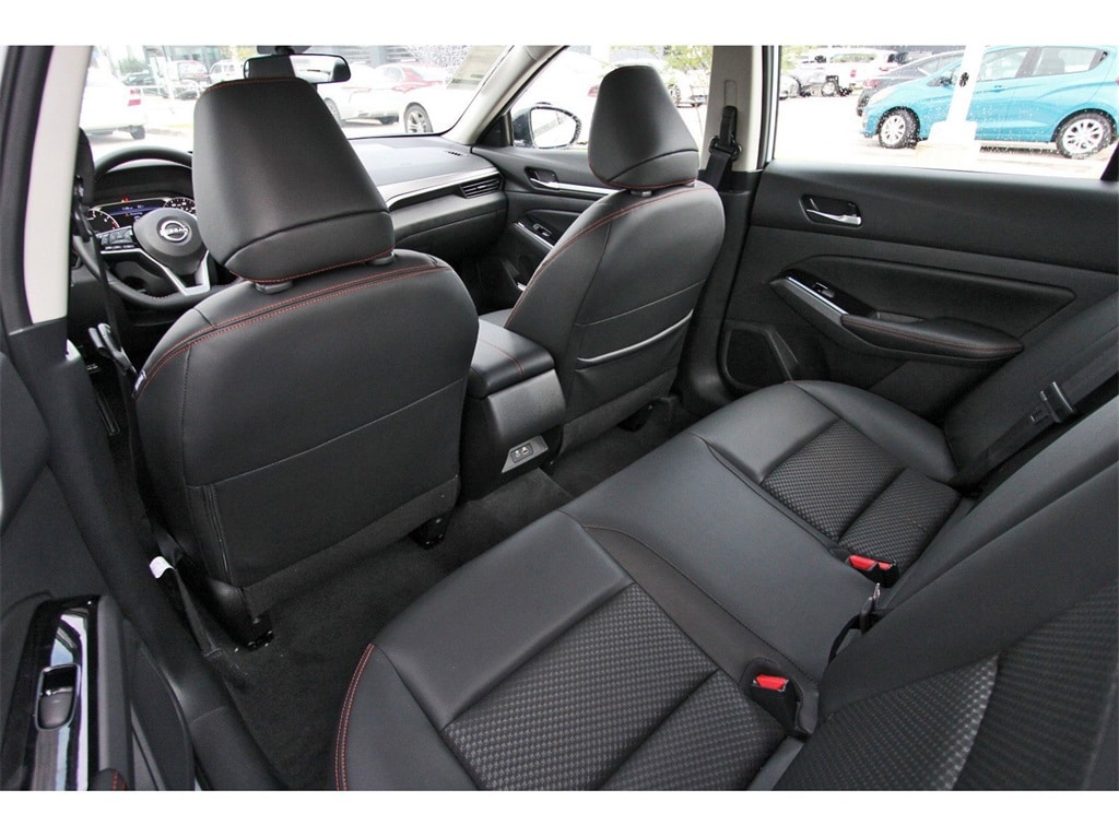 2025 Nissan Altima SR photo 12