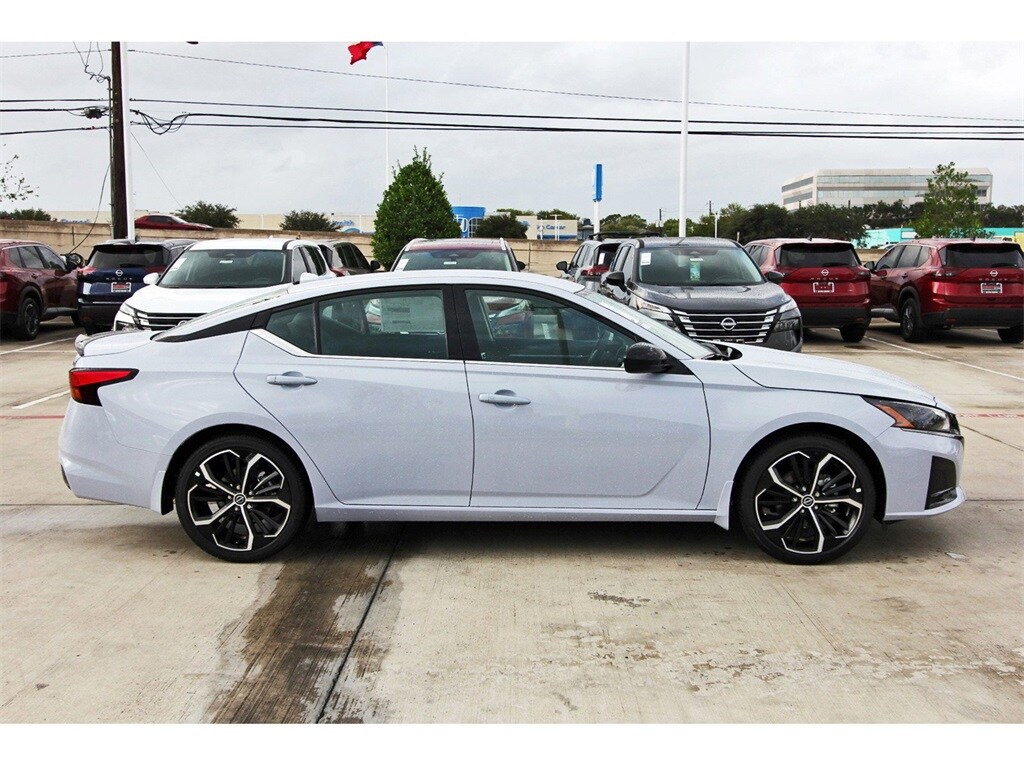 2025 Nissan Altima SR photo 6