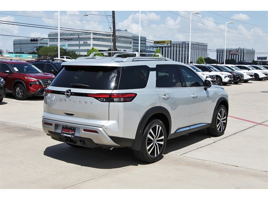 2025 Nissan Pathfinder Platinum photo 3
