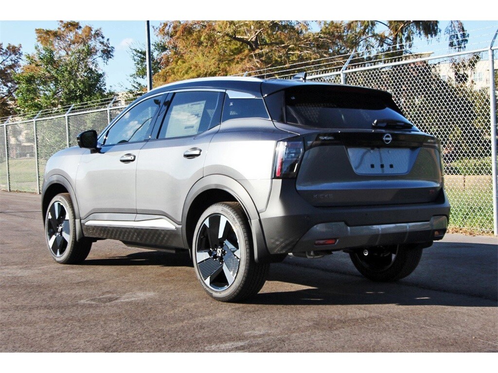 2025 Nissan Kicks SR photo 2