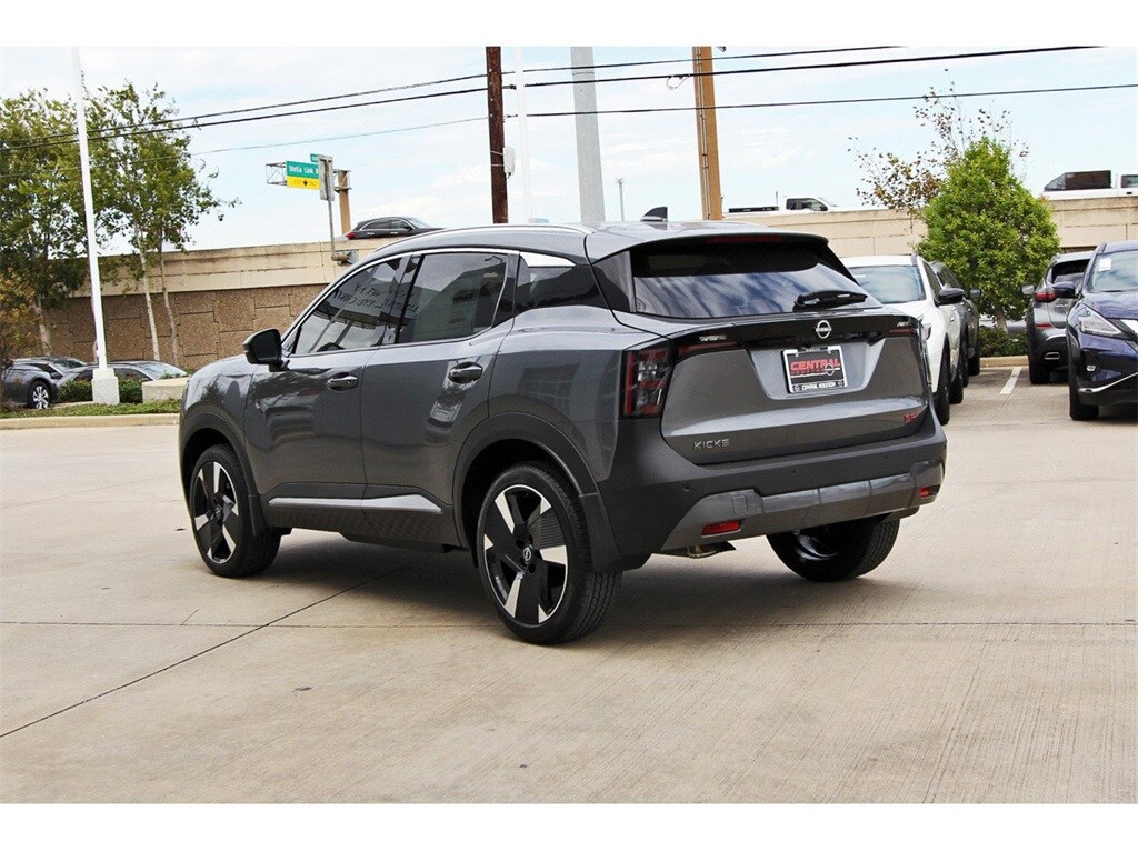2025 Nissan Kicks SR photo 2